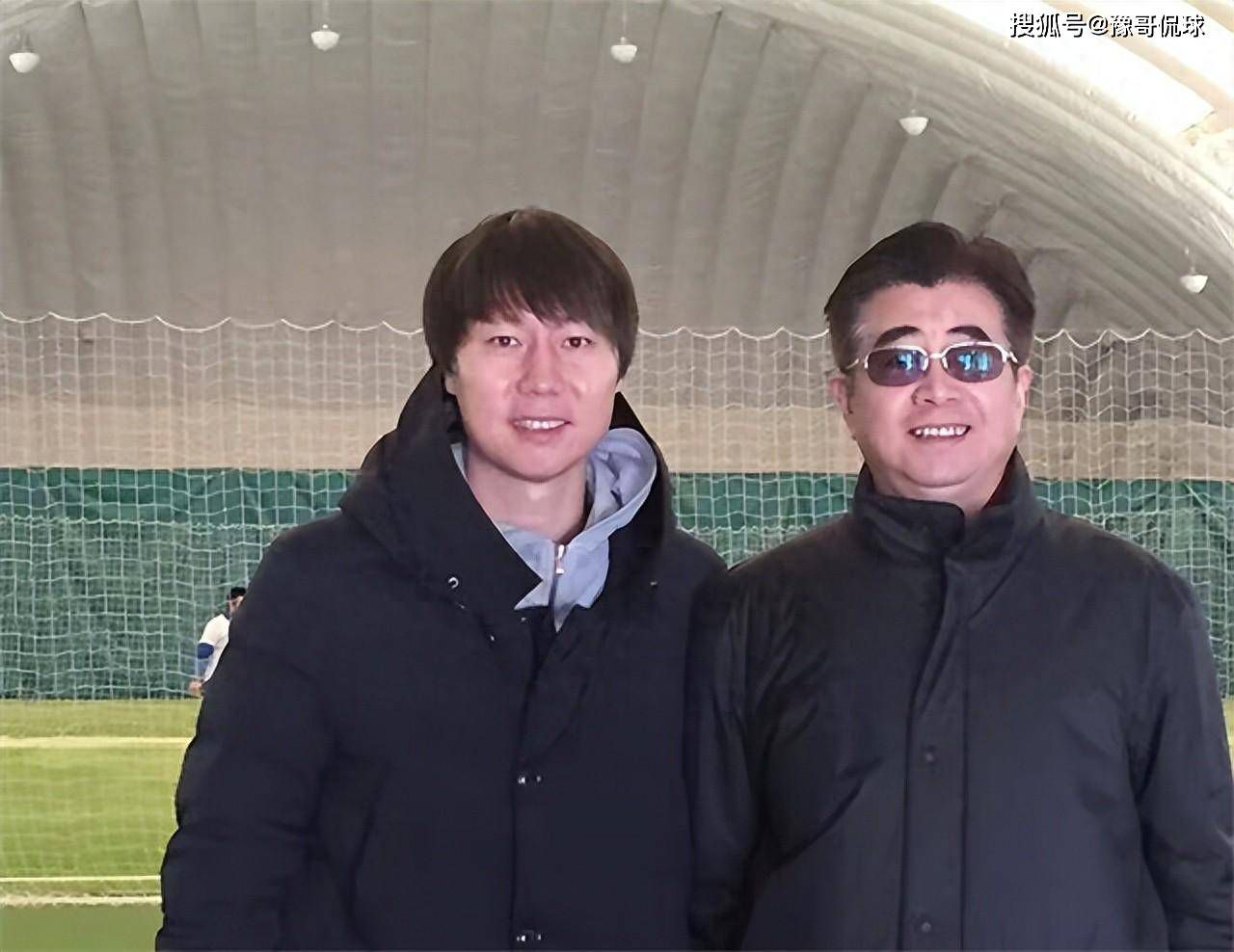 影帝影后动人诠释暮年情深稀缺题材温暖填补国内银幕空白电影《我爱你！》由顶级实力派演员倪大红、惠英红、梁家辉、叶童共同出演，四位年龄相加251岁的影帝影后放下以往的经验与技巧，用百分百感性投入表演，自然细腻诠释两段美好又真实的黄昏之恋：一对是挣脱年龄束缚炙热相爱的黄昏恋人，一对是相濡以沫至死不渝的恩爱夫妻，将感动与勇气浸润至每一位观众心间